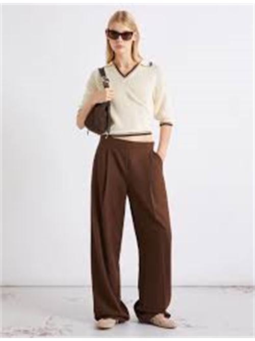 Looking for a true spring essential? Try these linen-blend trousers: the versatile model boasts a comfortable rear-elasticated waistband, in addition to an elegant pressed pleat and tailored details. MARELLA SPORT | 2613131104600002